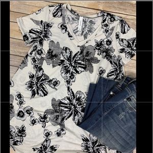 Top NWT size M Vneck black white floral vneck